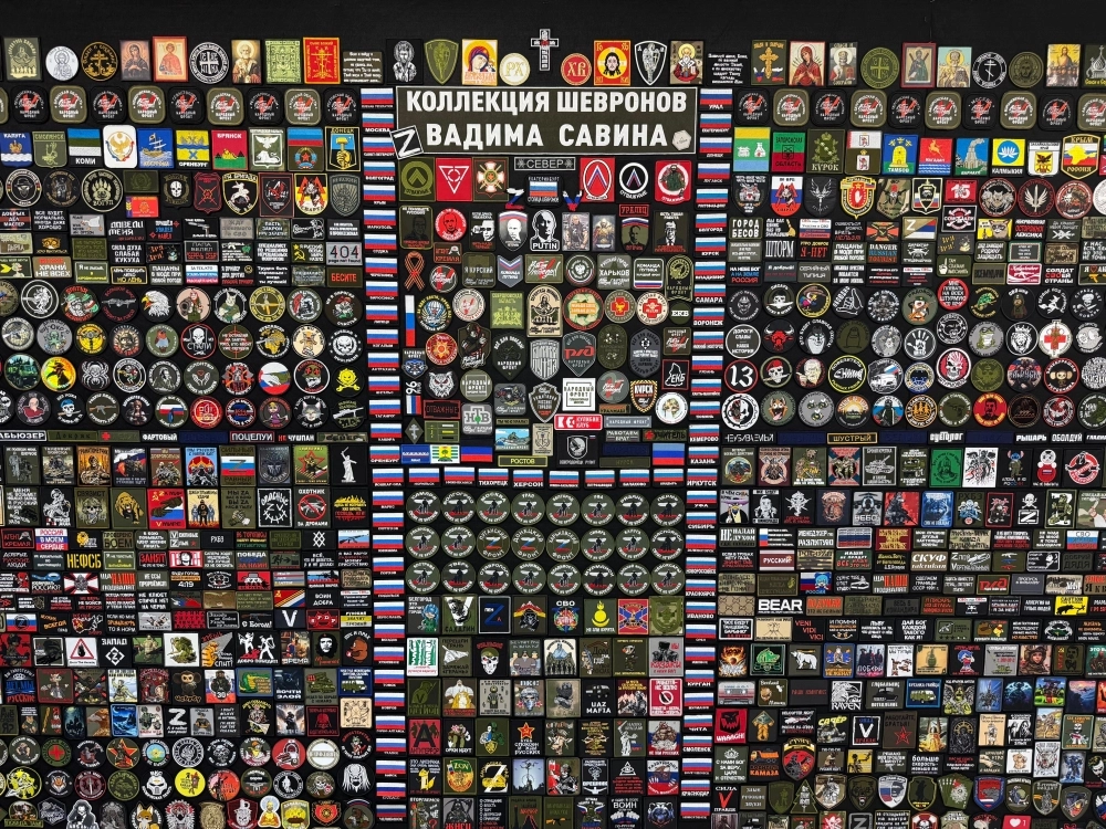 Многие шевроны из коллекции когда-то принадлежали реальным людям.