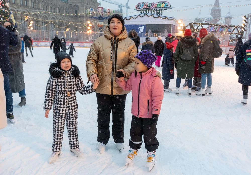 Инга Оболдина с дочерью (слева).