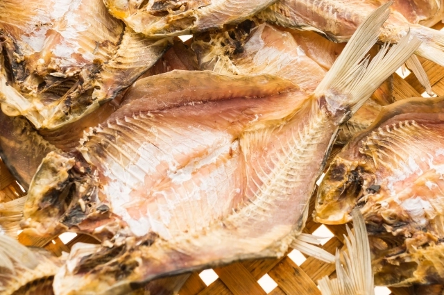 Сушёная и вяленая рыба хорошо восполняет дефицит йода и заодно может служить заменой колбасы или сладостей для перекуса.