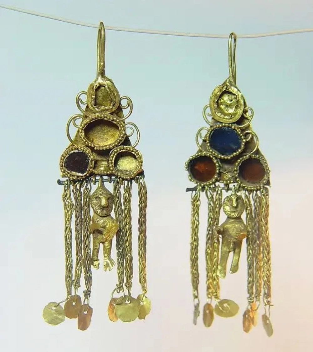Серьги с подвесками в виде мужских фигурок. 