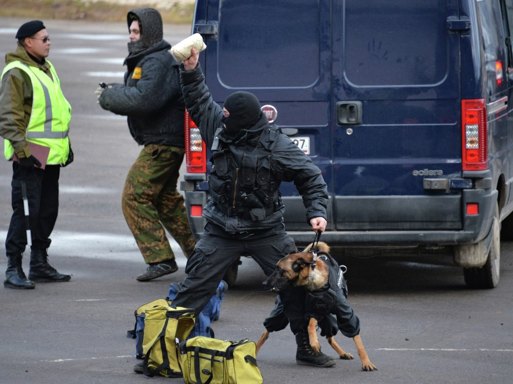 Сотрудник ФСКН демонстрирует пакет во время учений.