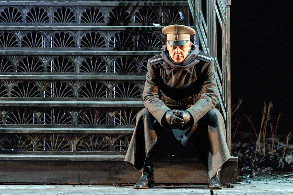 Главная роль — Алексея Турбина —  у Игоря Петренко. 