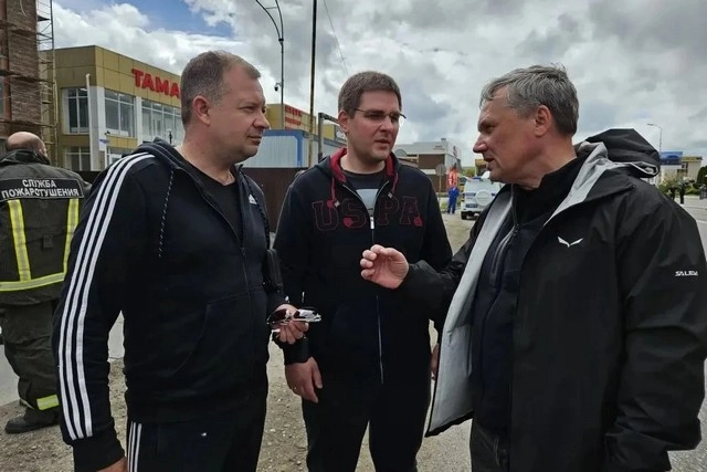 Мэр Пятигорска Дмитрий Ворошилов (справа) работает на месте ЧП.