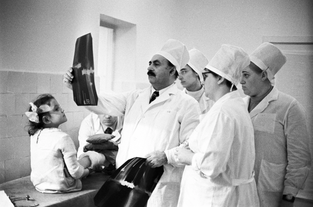 Хирург-ортопед Курганского научно-исследовательского института экспериментальной и&nbsp;клинической ортопедии и&nbsp;травматологии Гавриил Абрамович Илизаров с&nbsp;коллегами во&nbsp;время осмотра пациентки.