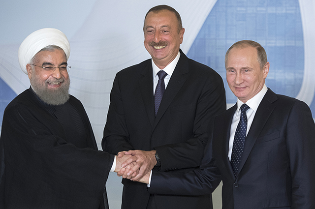 Владимир Путин, Ильхам Алиев (в центре) и Хасан Рухани.
