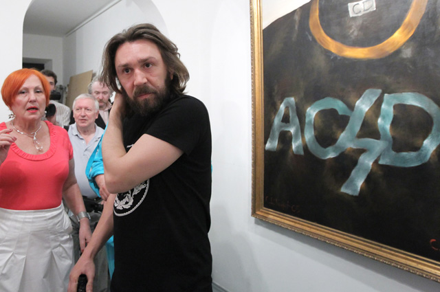 Певец Сергей Шнуров в галерее Fine Art на своей выставке живописи, которая открылась в рамках акции «Ночь в музее» в Москве 15 апреля 2010 г.