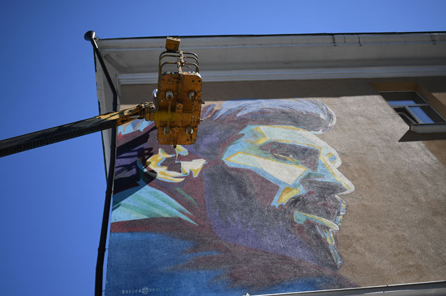 Граффити с изображением нападающего сборной Аргентины по футболу Лионеля Месси на стене дома во внутреннем дворе гостиницы «Рамада» в Казани.