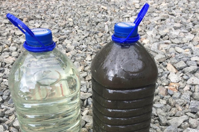 Справа донные отложения из озера Здохня слева фильтрат полученный из геотубы. 