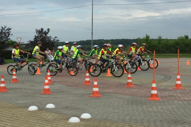Ребята продемонстрировали врио губернатора свое мастерство группового фигурного вождения велосипедов