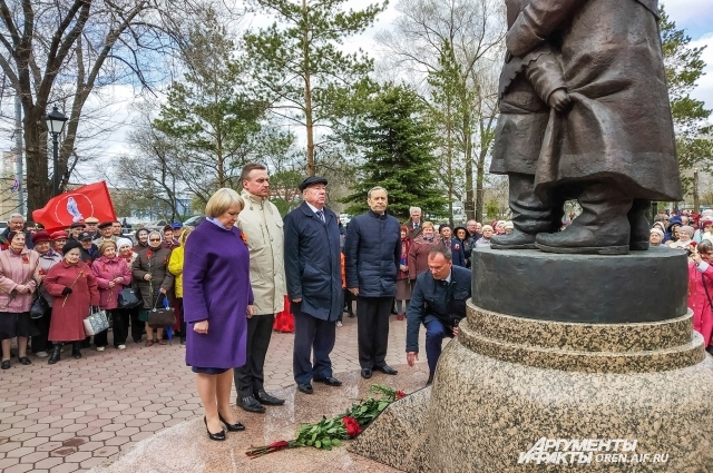 К подножию памятника легли цветы от первых лиц города и простых оренбуржцев.