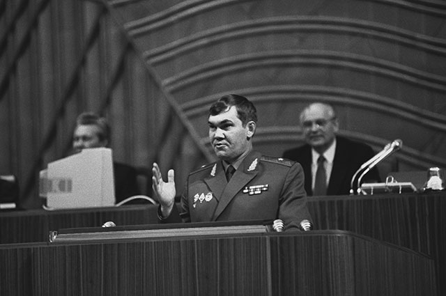 Генерал Александр Лебедь выступает на заседании первого съезда народных депутатов СССР, 1989 г.
