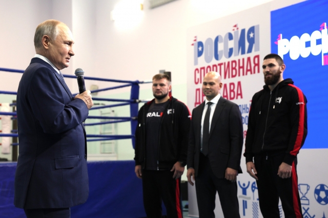 Президент общается с боксёрами.