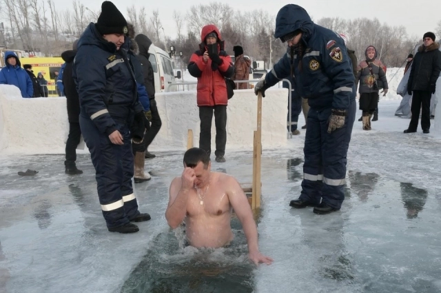 В церковном уставе нет положений о том, что христианин должен нырять в прорубь. 