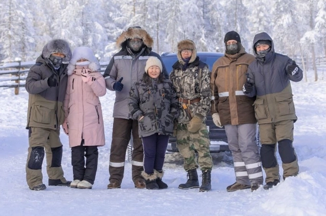 Китаец Миша и его русская жена Даша (крайние слева) - привезли Шонси в Якутию. 