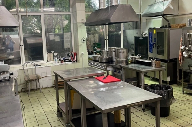 На месте работают следователи и криминалисты. 