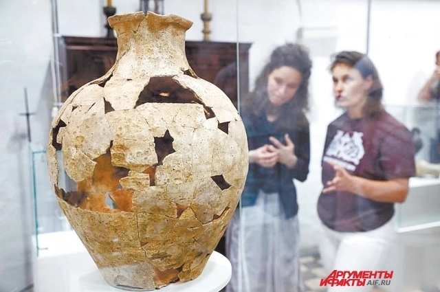 Глиняный кувшин XVII века из Чижевского подворья.