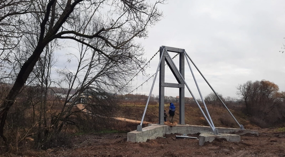 Строительство пешеходного моста в Тарусе в 2024 году. 