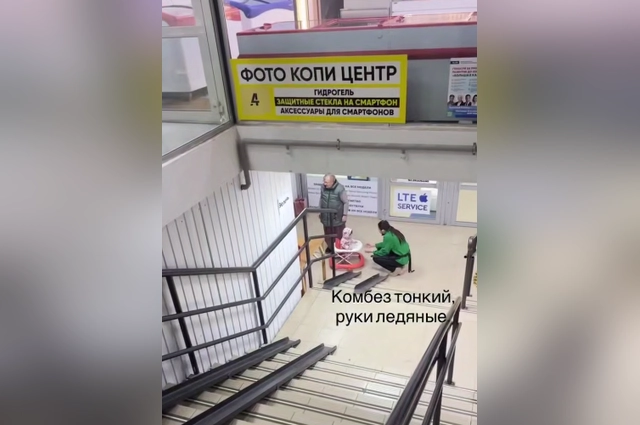 Отец оставляет ребенка на время работы.