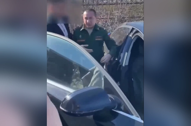 ФСБ приняли военкома при получении взятки.