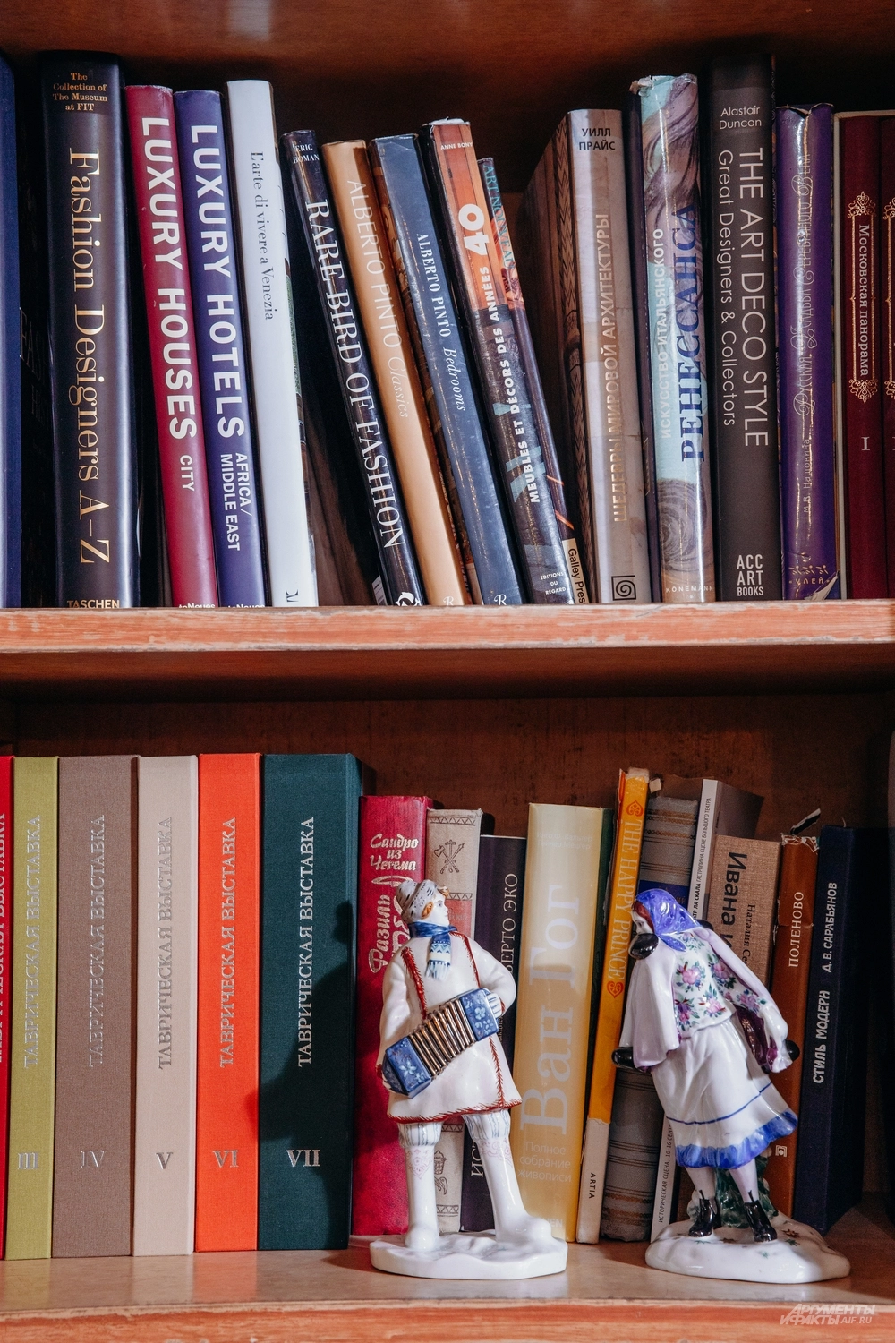 Книги в шкафу, стоящие наискосок, создают простоту – будто кто-то только что их брал читать. А милые статуэтки возвращают в детство.