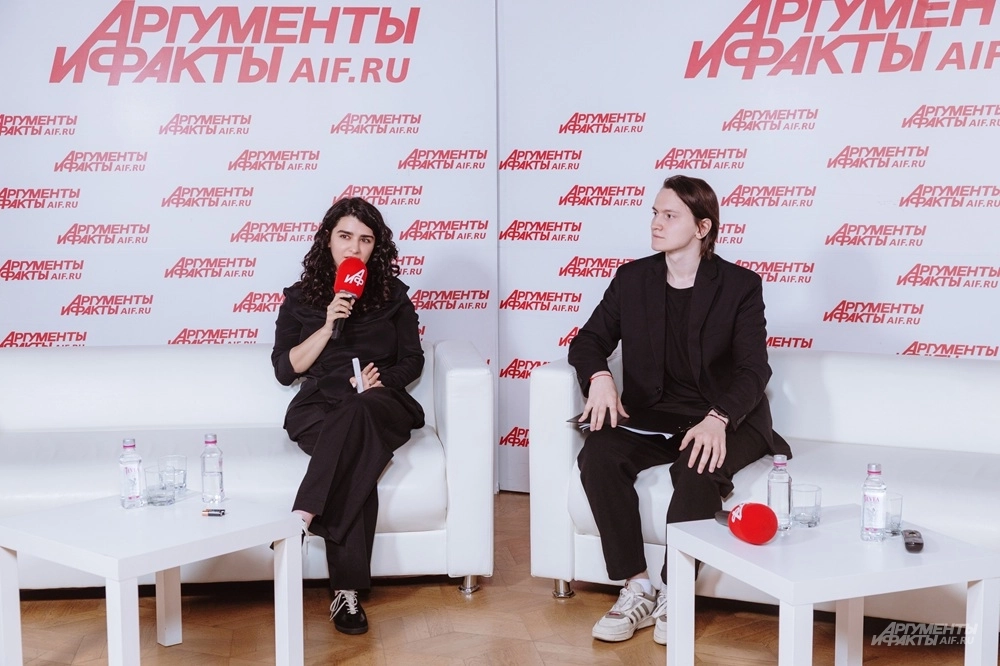 Эмиль Зайнутдинов, продуктовый маркетолог компании «Миксплат Процессинг», и Лейла Исмаилова, эксперт по волонтерскому фандрайзингу платформы Donation. 
