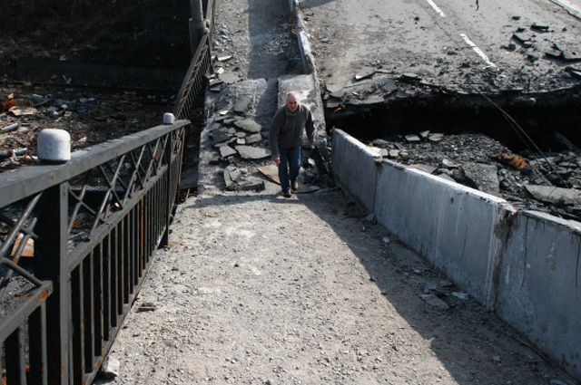 Между Украиной и Донбассом развели мосты
