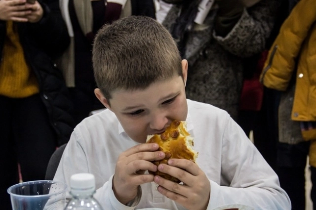 Пирог с луком может показаться слишком простым, но его интересный вкус ценят не только те, кто отказался от продуктов животного происхождения.