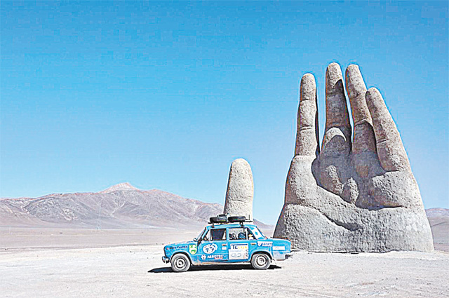 «Рука пустыни» - скульптура в Чили.