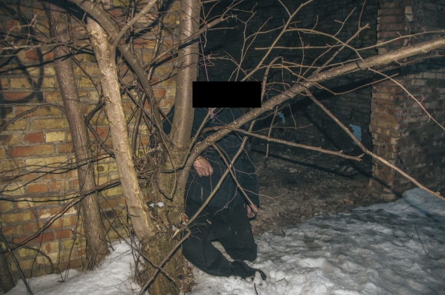 У повешенного в карманах оказался паспорт на имя Василия 1994 года рождения.
