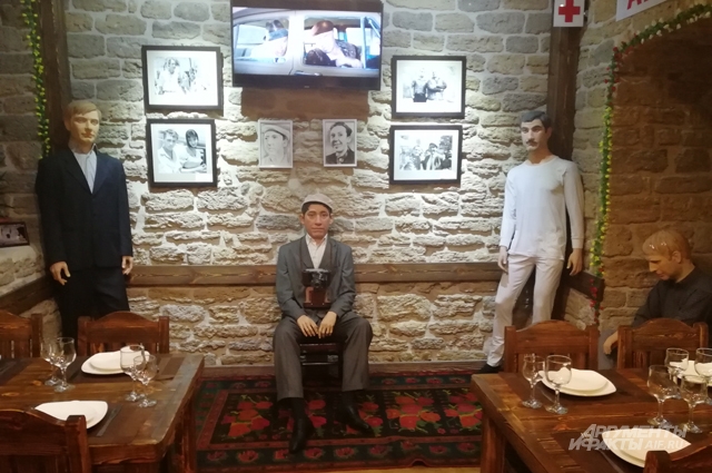 В доме, где снимался один из эпизодов «Бриллиантовой руки», теперь кафе «Черт побери!»- посетителей завлекают восковыми фигурами персонажей культовой комедии.