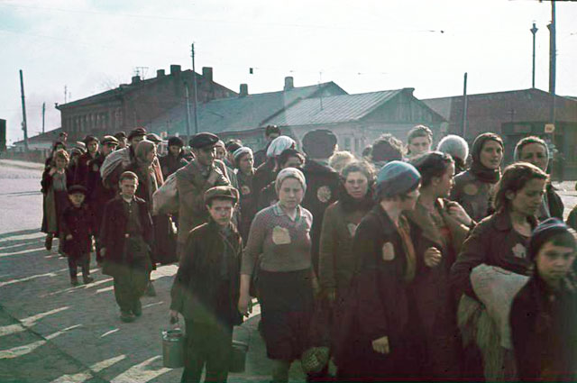 Колонна узников минского гетто на улице. 1941 год