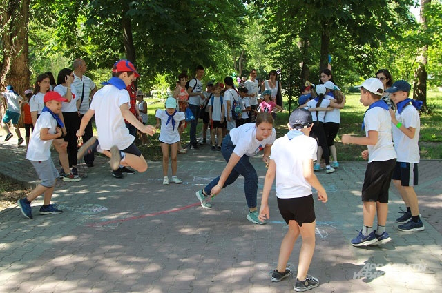На площадке университета детям предложили 30 видов дворовой игры.