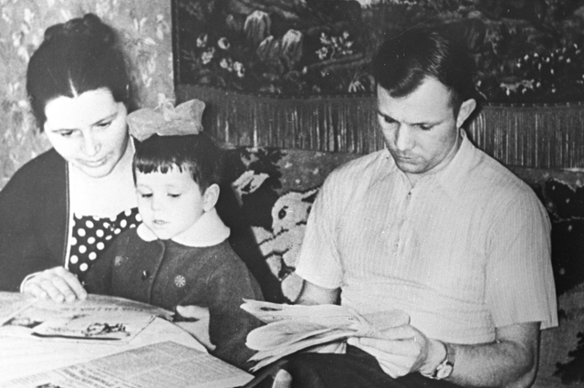 Летчик-космонавт Юрий Гагарин, жена Юрия Валентина и их дочь Елена. 1961 год.