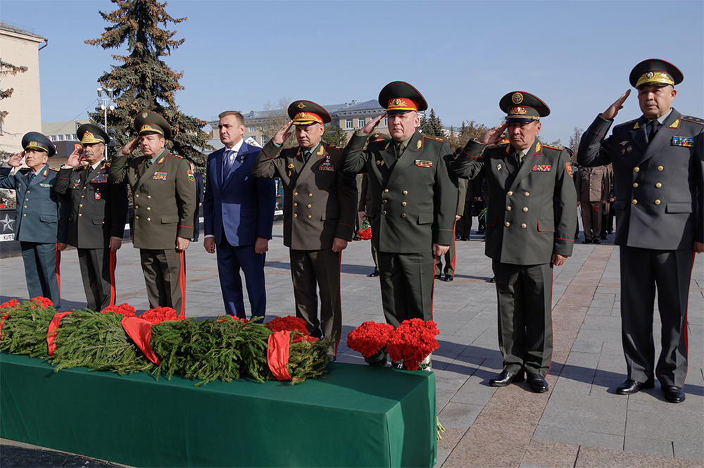 Руководители делегаций оборонных ведомств государств - участников СНГ на церемонии возложения цветов и венков на площади Победы в Туле в рамках заседания Совета министров обороны СНГ. 