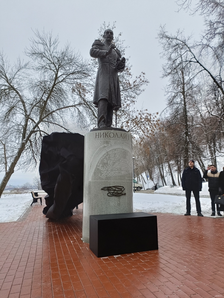 Высота памятника российскому императору составляет 4,5 м.