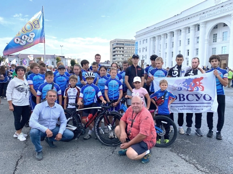 Павел Завьялов со своими воспитанниками на главной площади города.