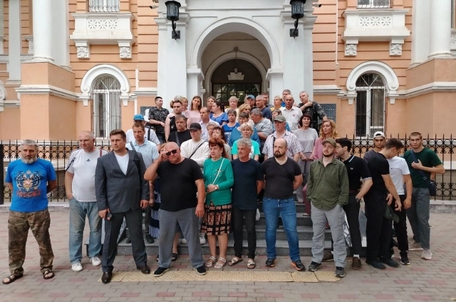 Слушатели дела, поддерживающие Влада, решили записать обращение в высокие структуры прямо на пороге суда.