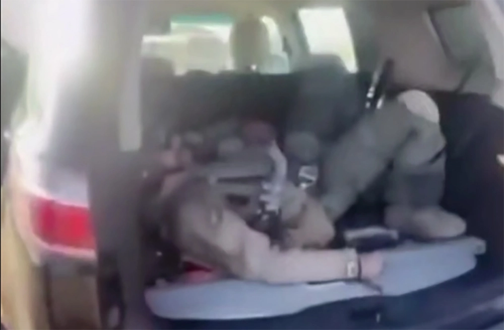 Сбитый лётчик США в багажнике автомобиля. 