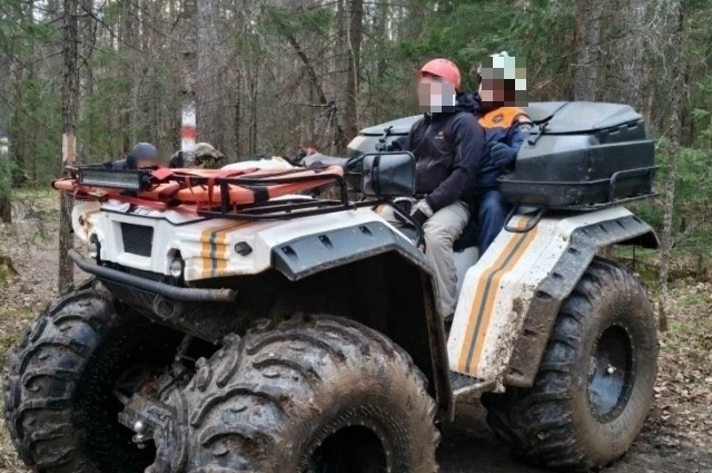 Эвакуация пострадавшего на квадроцикле.