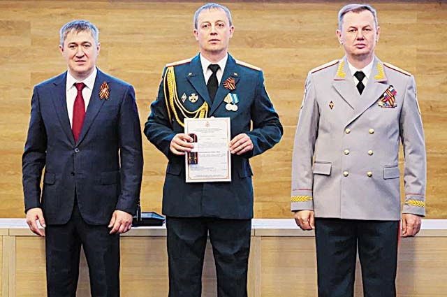 Пожарным вручили медали «За заслуги перед Пермским краем», благодарственные письма губернатора.