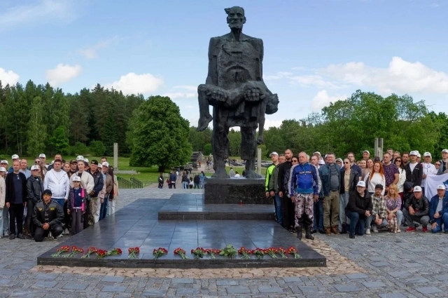 возложение цветов на мемориальном комплексе «Хатынь».