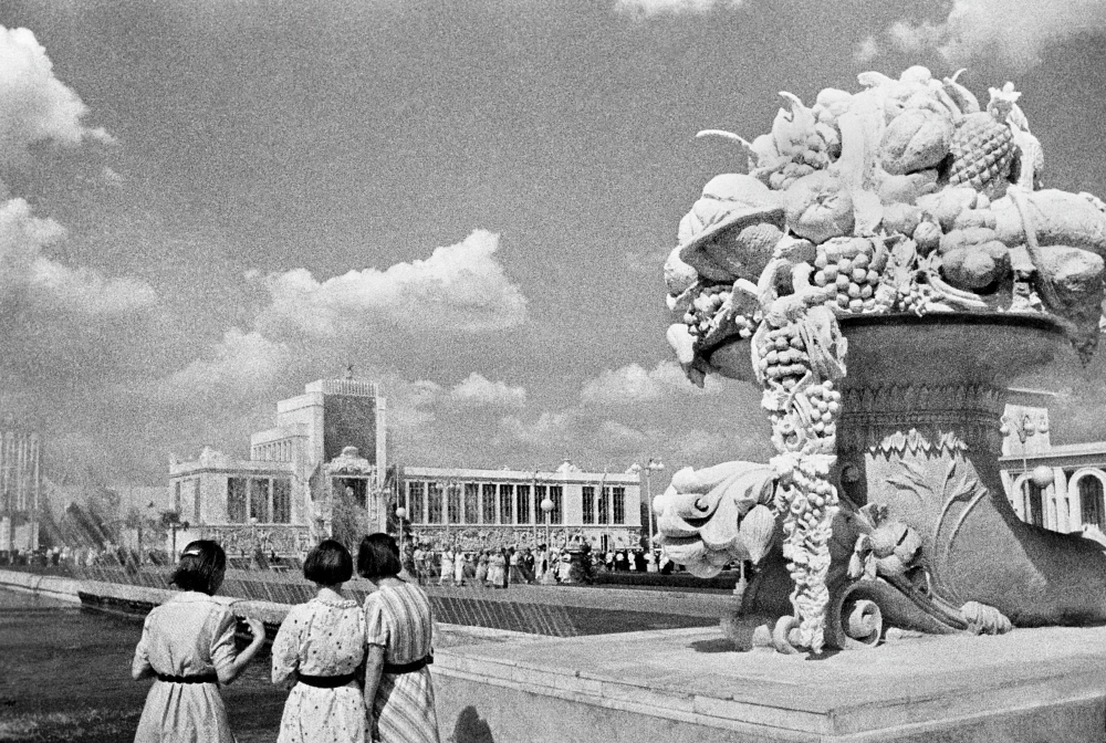 Фонтан «Рог изобилия» на территории ВСХВ (ВВЦ, ВДНХ). Москва, 1939 год.