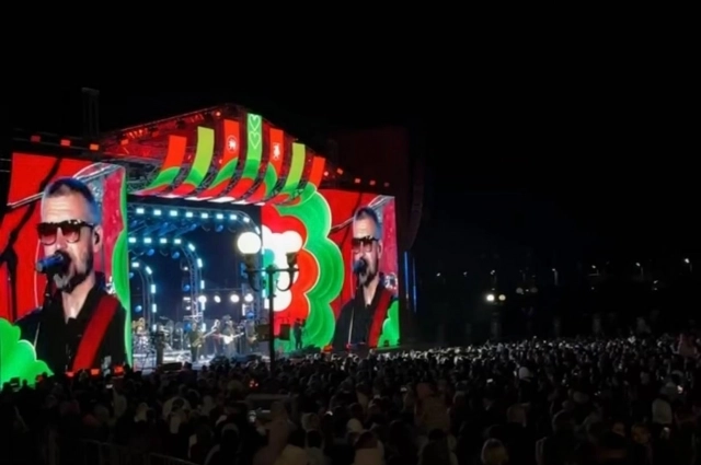В 21:00 на сцену вышла группа Uma2rman — главный хедлайнер вечера