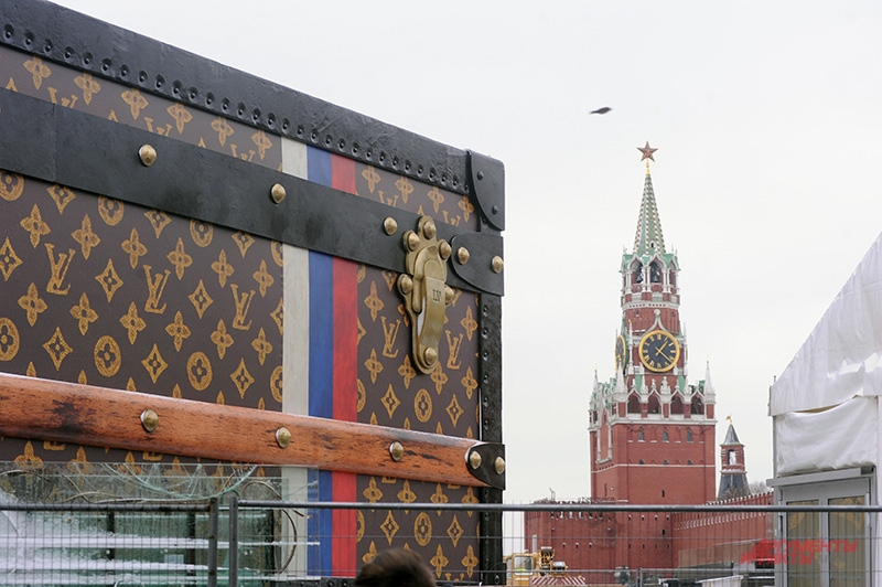 Павильон в виде чемодана Louis Vuitton на Красной площади в Москве