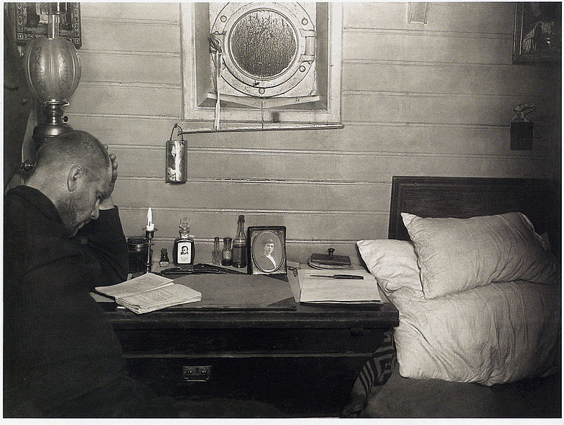 Георгий Седов в каюте шхуны "Михаил Суворин" («Св. Фока») у берегов Новой Земли, 1912 год