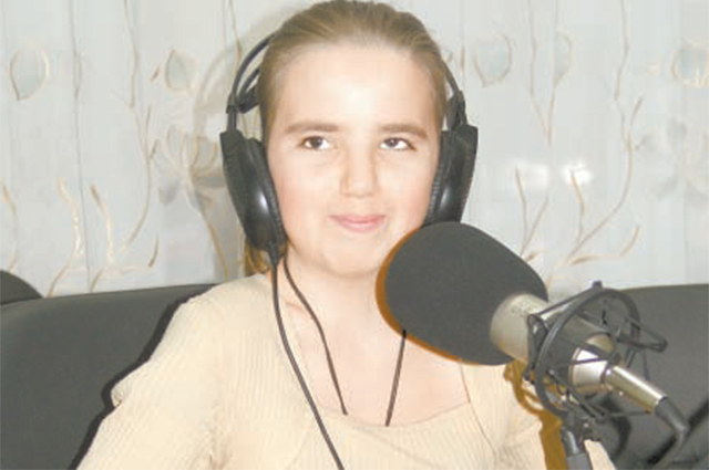 Восьмиклассница Александра Рюмшина в студии «Радио Грота».