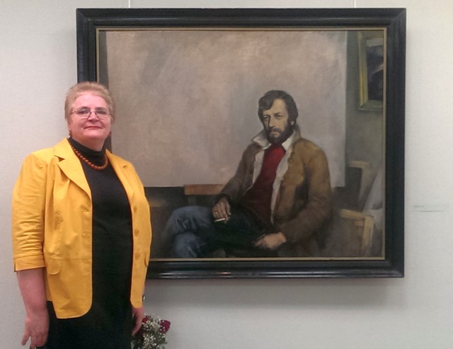 Галина Эммануиловна Шаландина рядом с автопортретом мужа.