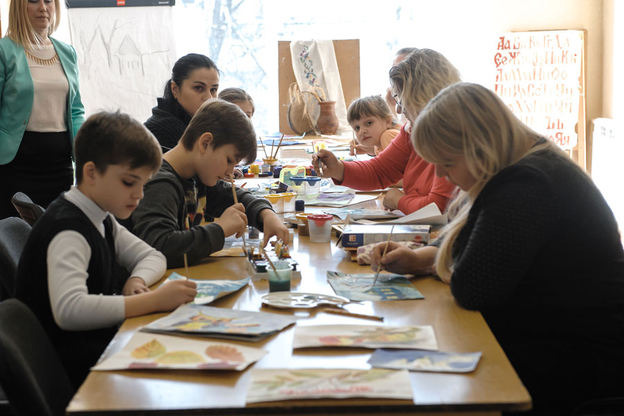 В Межпоселенческом центре досуга творчеством занимаются  и взрослые, и дети.