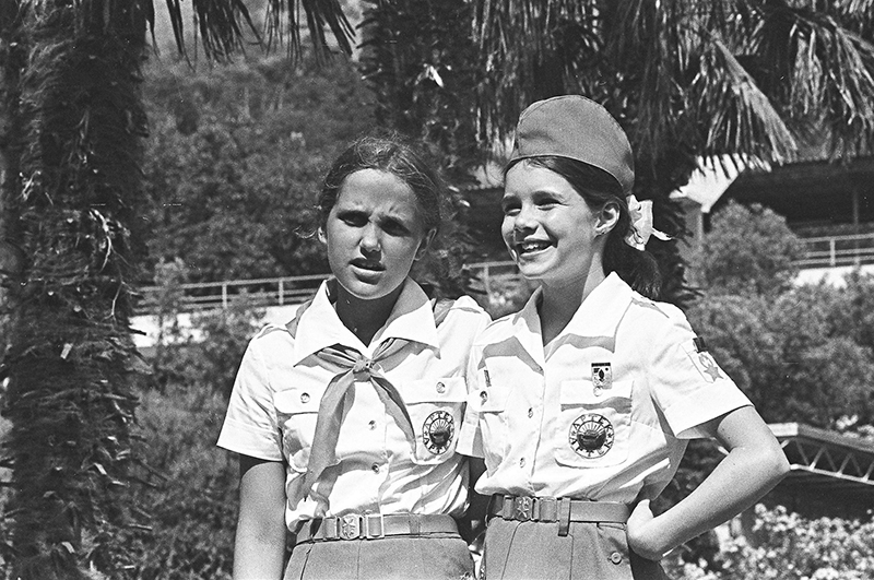 Американская девочка Саманта Смит (справа) во Всесоюзном пионерском лагере Артек со своей лениградской подругой Наташей Кашириной