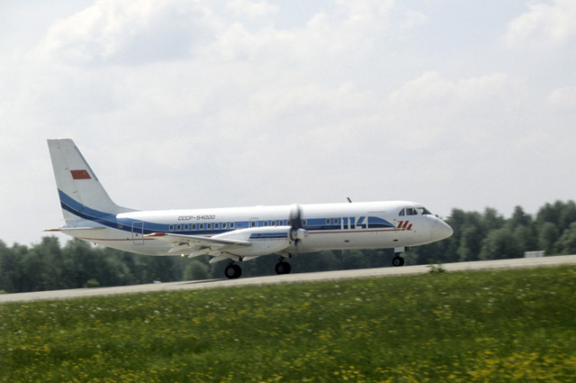 Пассажирский самолет Ил-114 на 39-м международном авиасалоне в Ле Бурже. 1991 г.